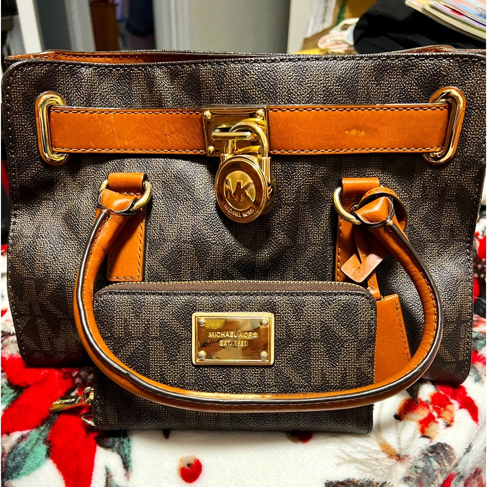 Michael Kors Shoulder/Arm bag w/matching wallet. Beautiful!